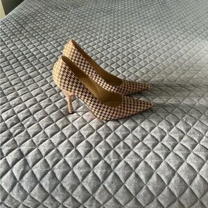 Manolo Blahnik Brown and Camel Houndstooth Fabric Pump.  Size 37.5.